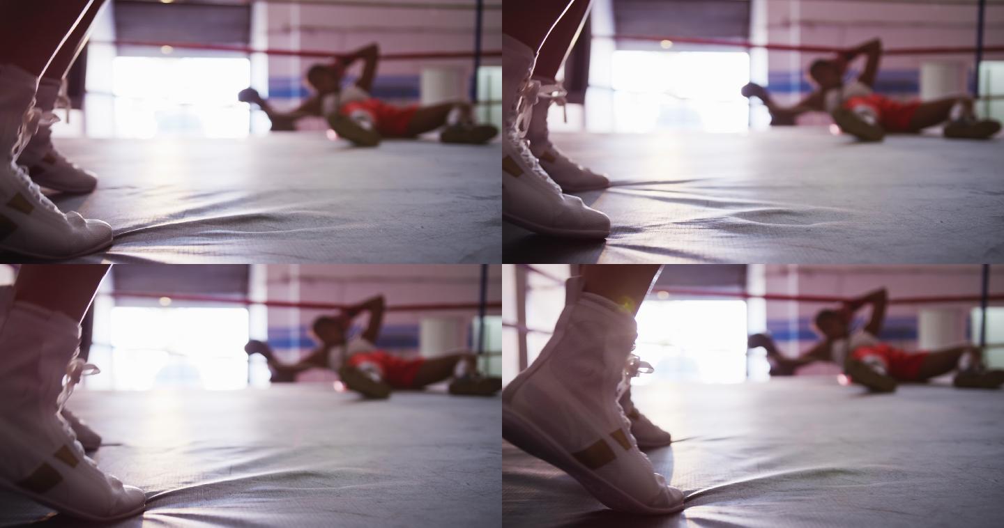 拳击台上拳击手的脚的特写镜头