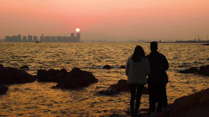 海边情侣，一起看夕阳