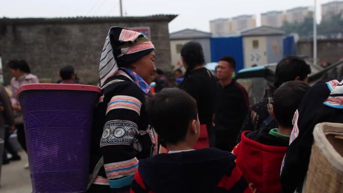 传统服饰老年瑶族妇女逛市场