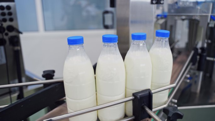 输送线上的牛奶瓶流水线全自动化机械制造