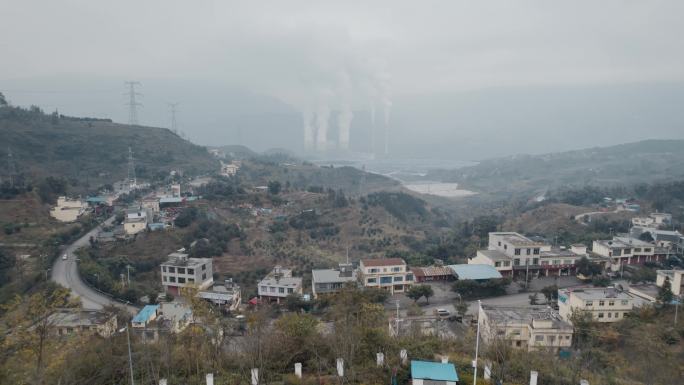 贵州发耳服务区和远处电厂浓烟污染