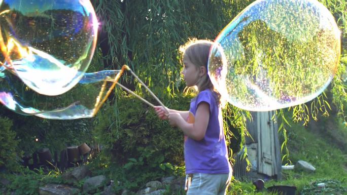 小女孩在玩巨大的泡泡