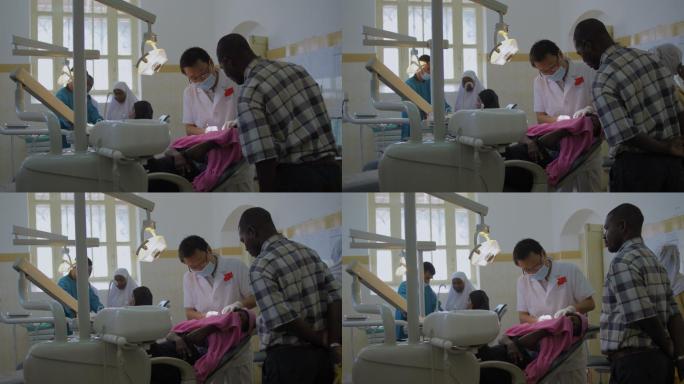 中国医生在非洲医院给儿童看病