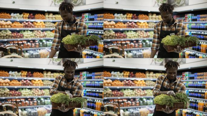 男子微笑着在超市整理果蔬
