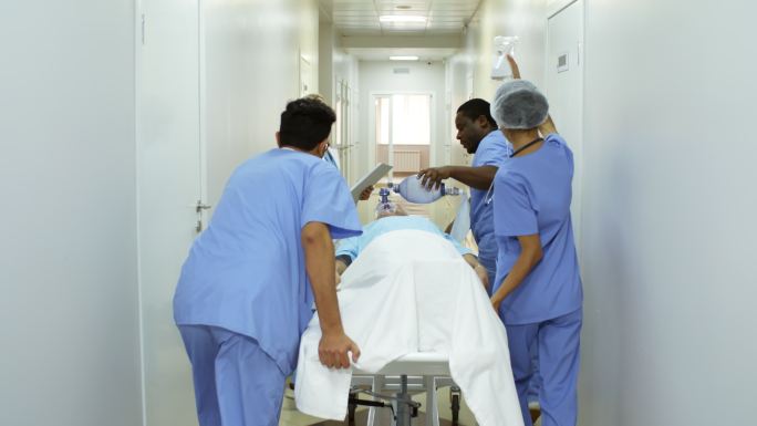 急诊室工作人员推着病人去手术室