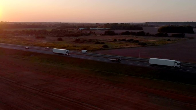 大运货卡车在夕阳下的道路行驶。