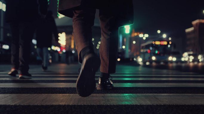 【正版素材】脚步夜景正装街道路口斑马线