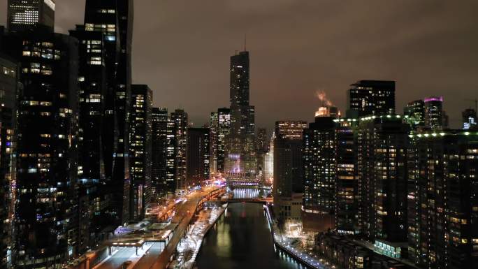在冬天的夜晚，芝加哥城和芝加哥河。