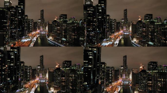 在冬天的夜晚，芝加哥城和芝加哥河。