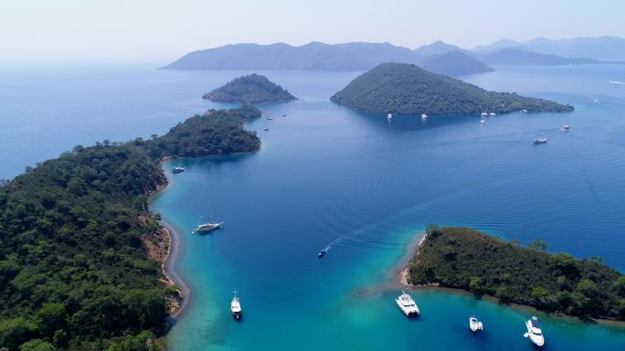 从空中俯瞰风景如画的海湾和清澈湛蓝的海水