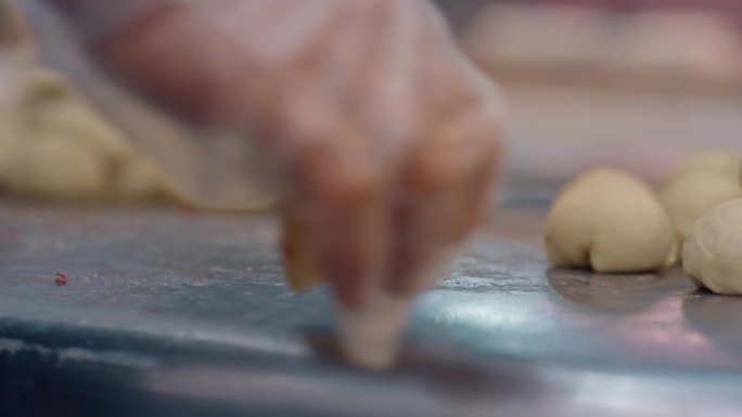 洛阳特色鲜花饼牛轧糖制作高清视频素材