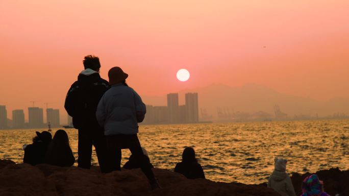 情侣看落日，海滨美景