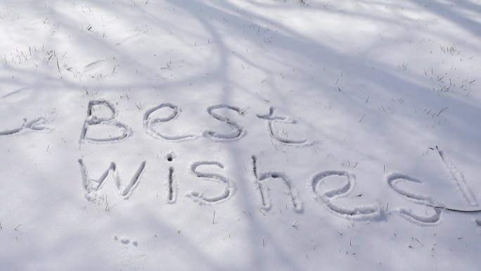 雪地上写着祝福。