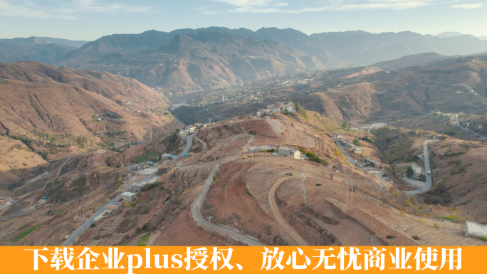 金秋季节掩隐在西南山区黄土高原的高速公路