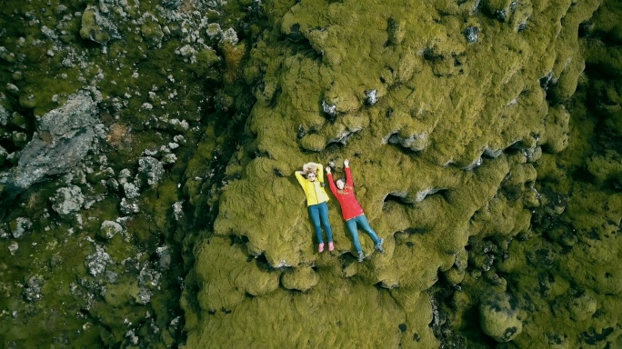游客躺在冰岛的熔岩场上