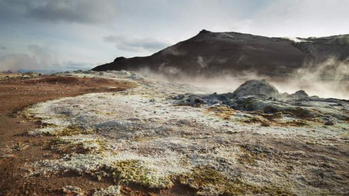 蒸汽吹过冰岛的活火山区