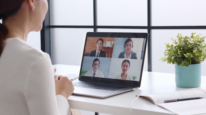 女商人与同事进行虚拟视频会议