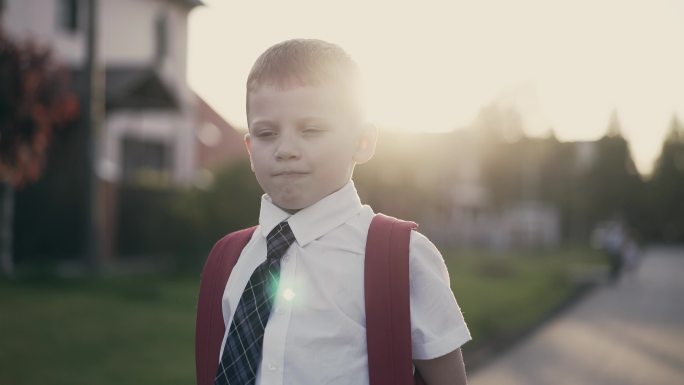 男学生傍晚清晨逆光光芒外国小男孩半身特写