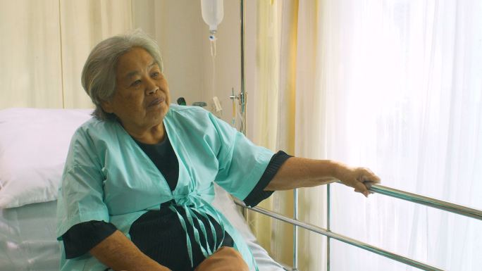 医院里坐在病床上的老年妇女