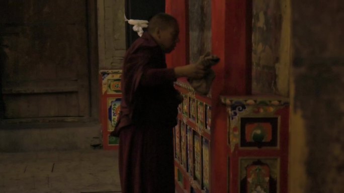 佛教寺庙僧人打扫