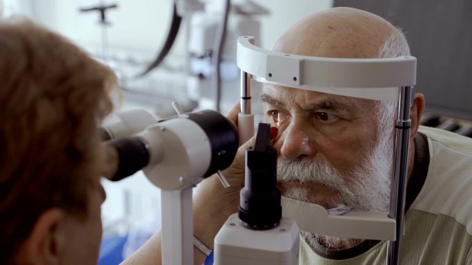 医生用验光镜检查老年人的视力