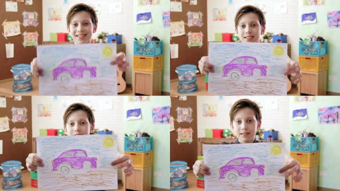 可爱的微笑男孩展示了汽车画