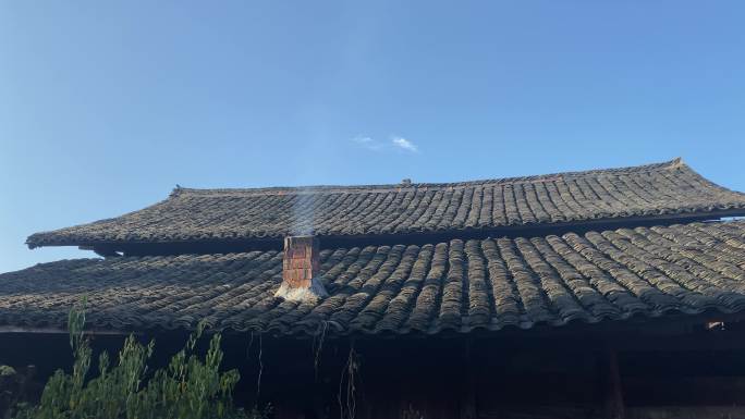 乡村气息：乡村院落青色瓦屋顶上烟窗