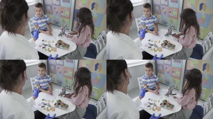 小男孩和小女孩在医院的言语治疗师办公室