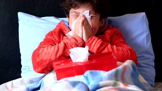 生病的小男孩孩子流鼻涕难受不舒服