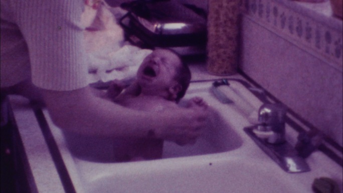 婴儿洗澡时哭泣