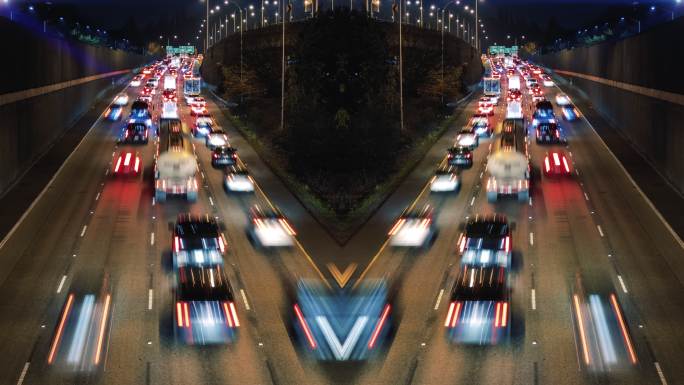 高速公路上汽车的镜面效应