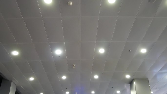 白色天花板上的灯泡闪闪发光