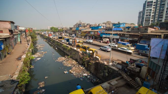 孟买达拉维贫困地区的白天交通。