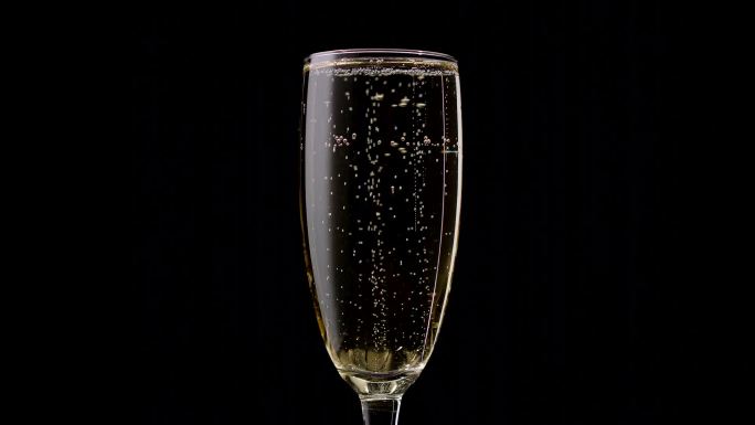 一杯香槟酒，里面有旋转的气泡。