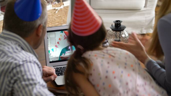 一个家庭通过视频电话祝贺祖母的生日。
