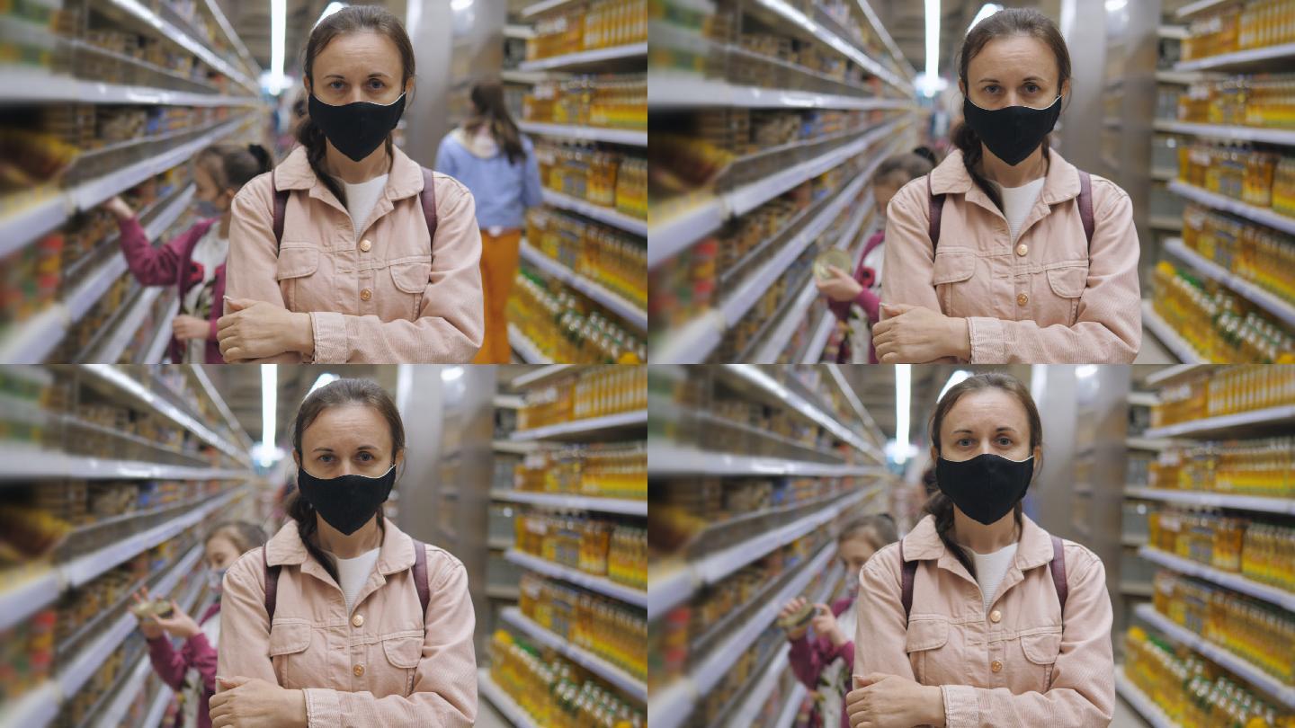 一名戴着口罩的妇女在超市里。