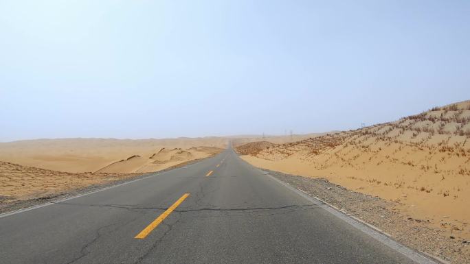 汽车行驶在公路上 沙漠公路 第一视角