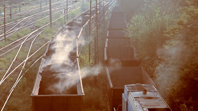 煤运煤的货车开往工厂