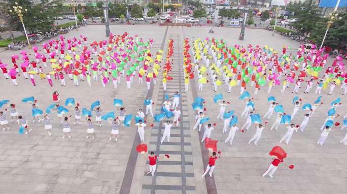航拍枣庄薛城临山广场大型团体扇子舞表演