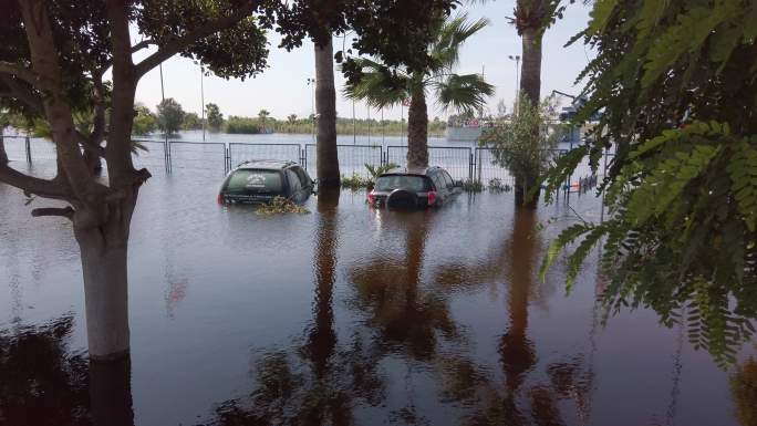 停车场里的汽车被淹了