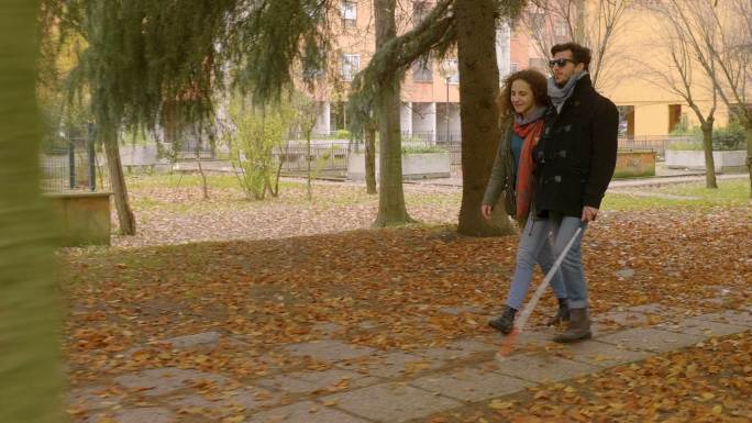 盲人和他的朋友在公园散步