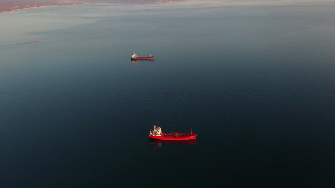 大型油轮在海上航行