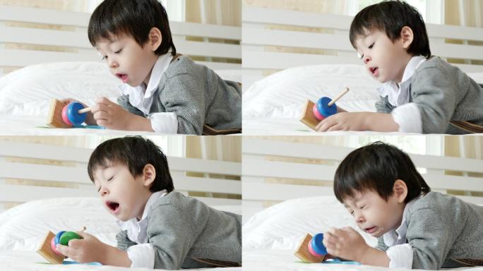 小男孩在床上打喷嚏和玩玩具