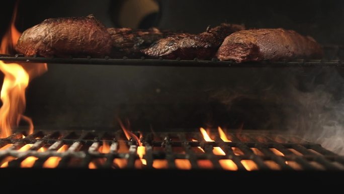 烤肉。肉在热烤架上用火花烤。