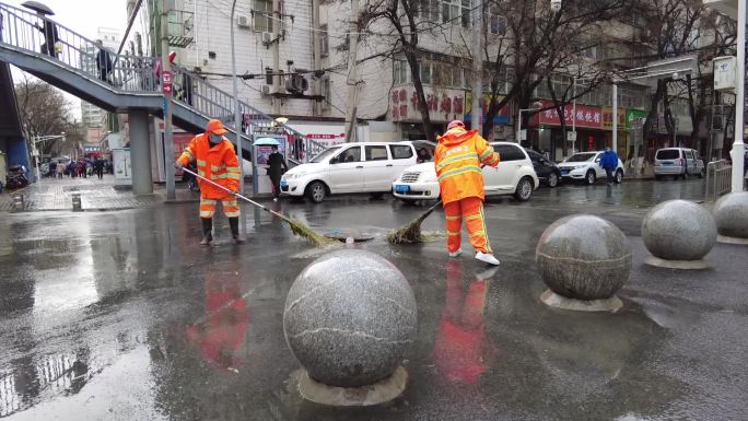 环卫工人作业兰州街道车流雨中行人雨中行车