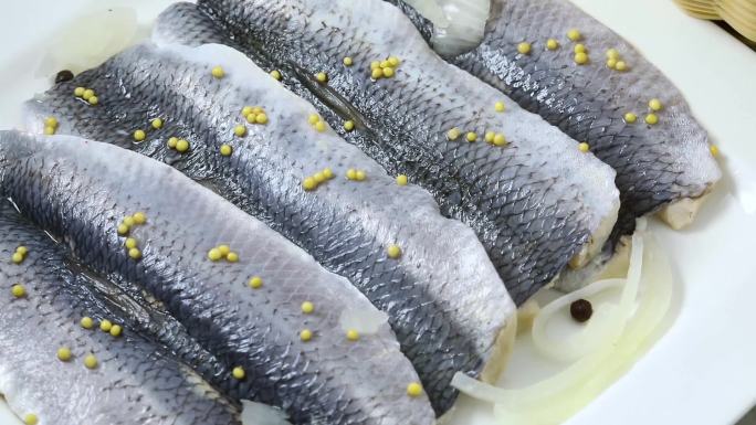 传统荷兰酸鲱鱼配洋葱和芥末籽
