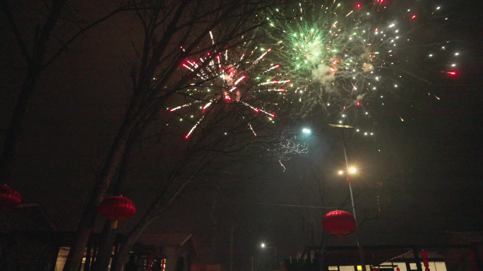 过年农村放烟花