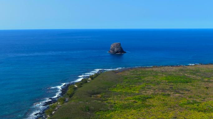 蔚蓝的海洋中孤立的火山岛航拍素材