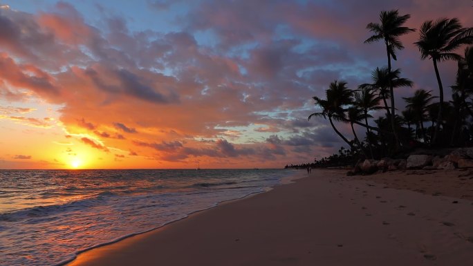 阳光下的沙滩金色浓郁日落夕阳海南三亚