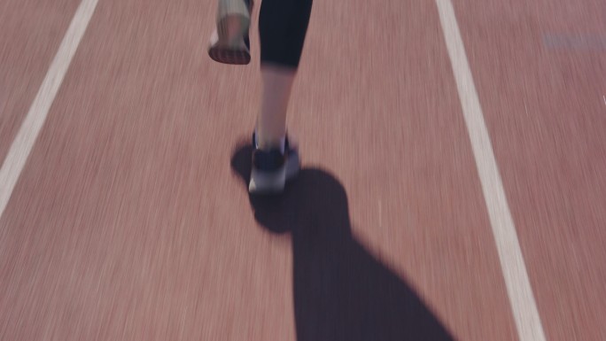穿着运动胸罩跑道上跑步的女性跑步者